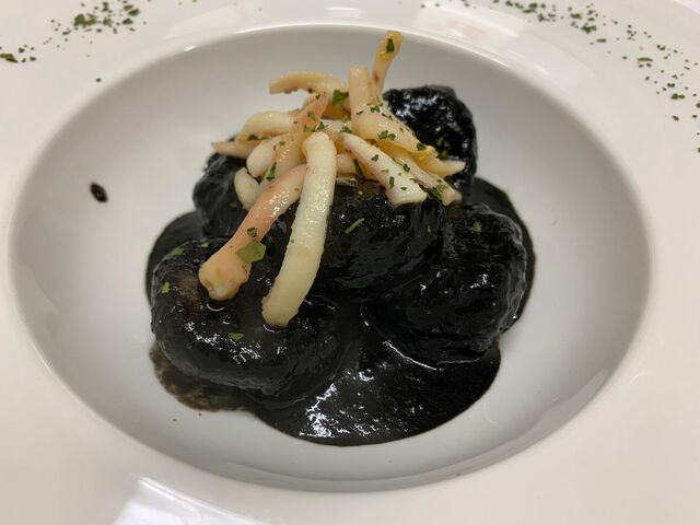 Una de nuestras ediciones limitadas; albóndigas de bacalao en tinta con tallarines de calamar. 