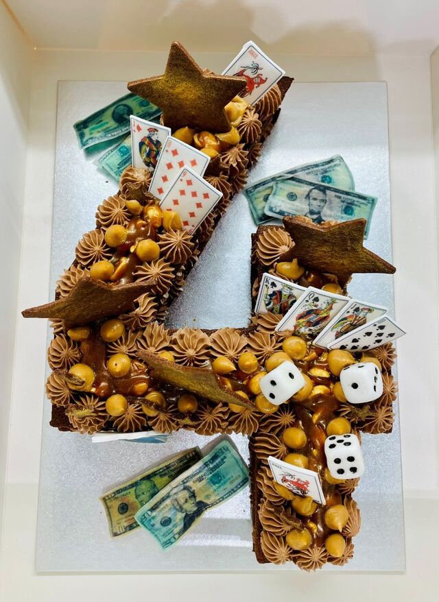 Number cake snickers à thème - sur commande