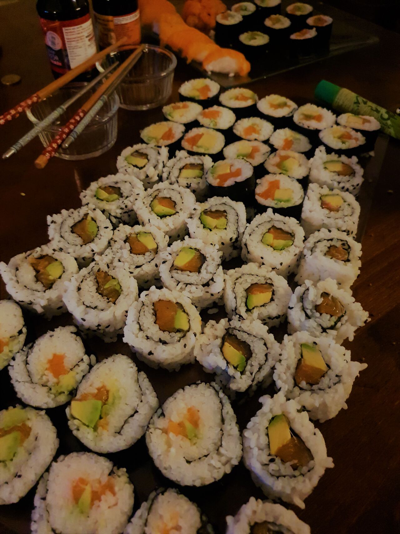 Plateau de sushis, makis et california rolls