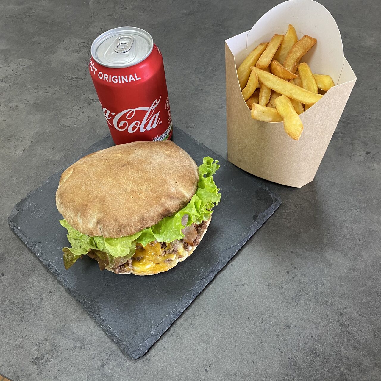 Pizzwich USA:
Pain pizza cuit minute, tomate, mozzarella, viande hachée, cheddar, bacon, sauce burger, oignons frits, salade