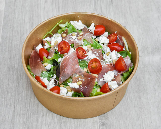 Salade, jambon de Parme, tomates cerises, chèvre et pignons. Base et sauce au choix.