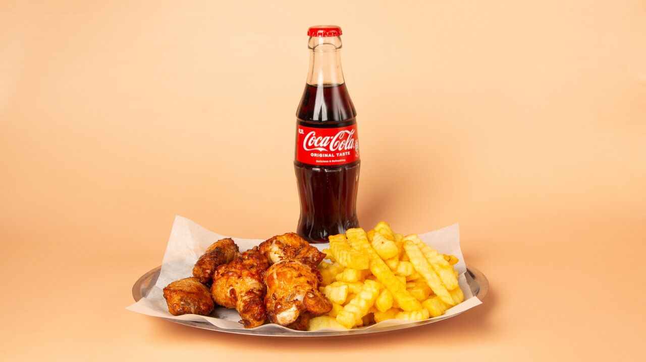 Spicy Chicken Wings mit Pommes Frites, Mayo und Ketchup