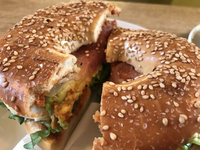 Tomatissimo Bagel mit hausgemachtem Tomatenpesto, Rucola, Tomate und Avocado