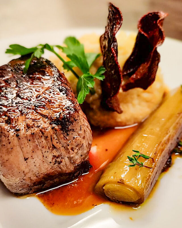 Boeuf, jus à la cardamone, purée de céleri et poireaux rotis 