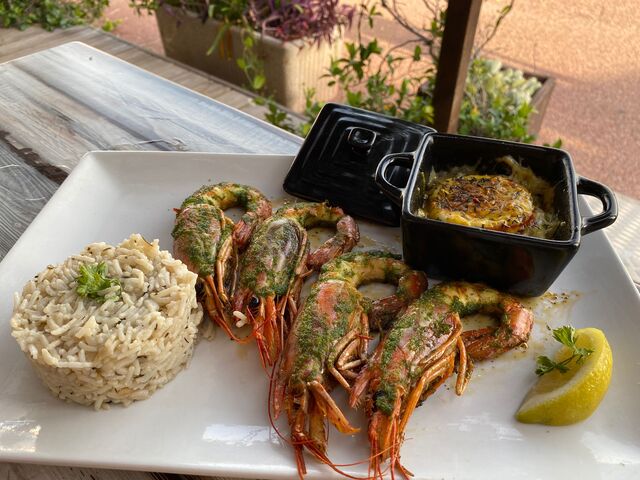 GAMBAS PERSILLEES SERVIES AVEC RIZ ET GRATIN DE LEGUMES