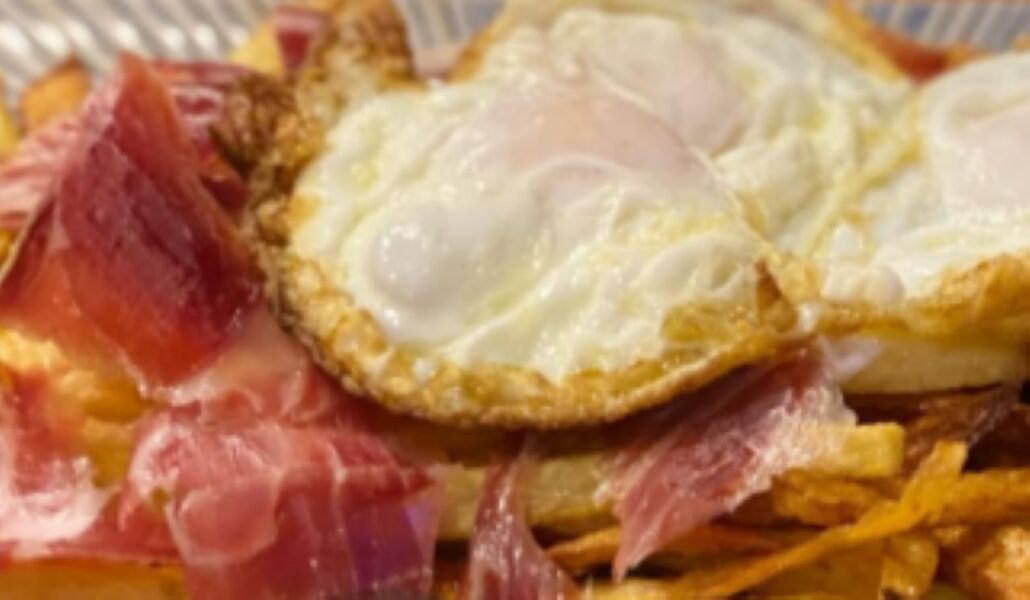 Huevos rotos con jamón