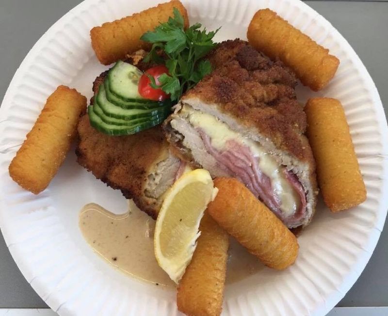 Schweineschnitzel Cordon Blue mit Kroketten