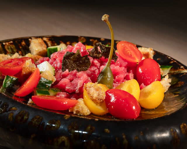 Tartare di maremmana con panzanella croccante