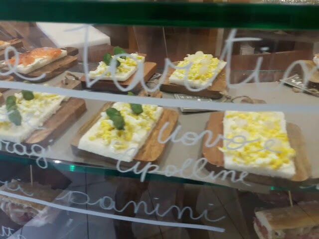 Vetrina con la nostra cicchetteria.