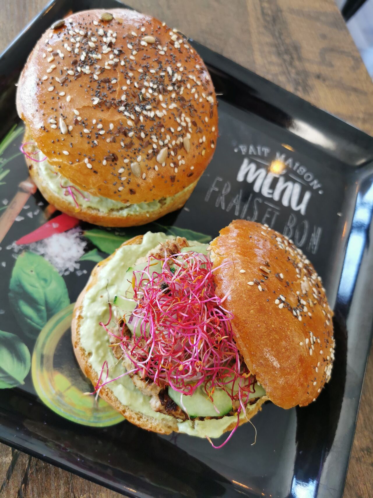 Sandwich Thon (pain maison, mayonnaise à l'avocat, une galette de thon citron vert/aneth et des crudités)