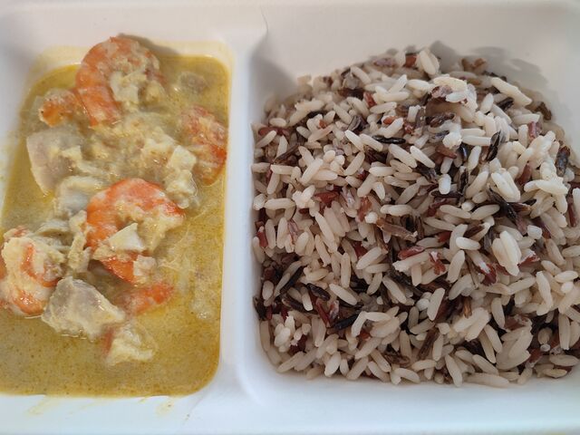 Curry de poisson et crevettes au lait de coco; melange de riz 3 couleurs