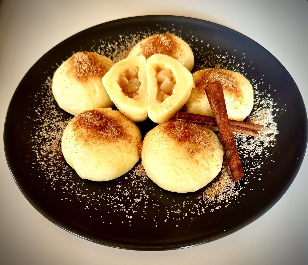 Tvarohový knedlík s jablky a skořicí / 360g / 74.-Kč