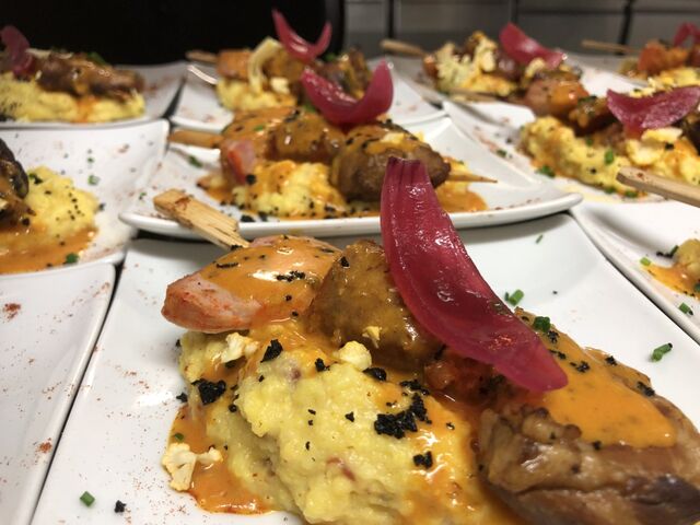 Brochette de porc, polenta crémeuse et sauce chumichurri