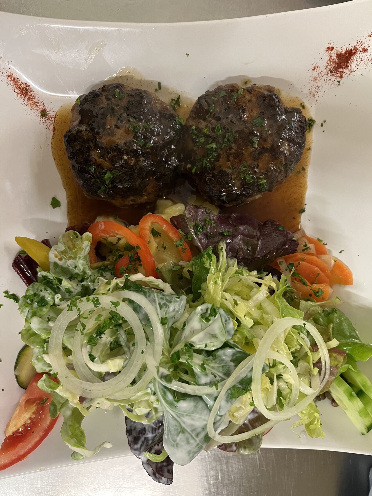 Fleischküchle mit Salatplatte