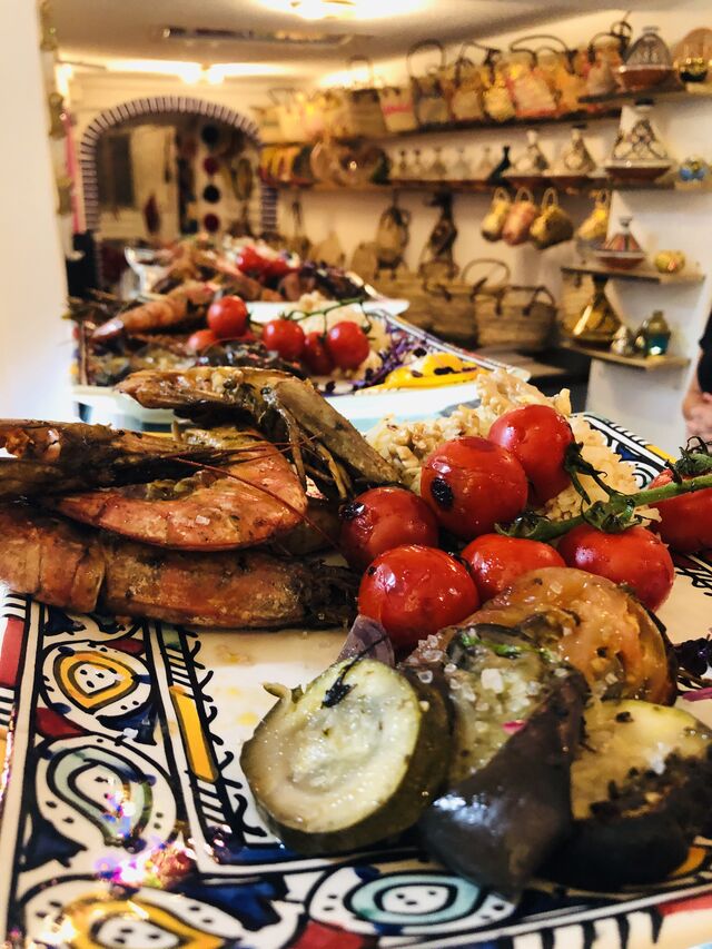 Gegrillte Gambas mit Zucchini, Tomaten, arabischem Reis & Walnüssen