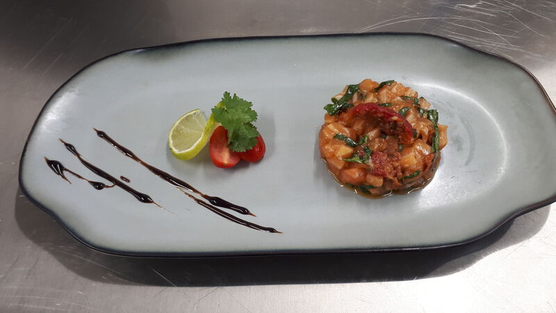 Tartare de saumon aux épinards et tomates séchées 