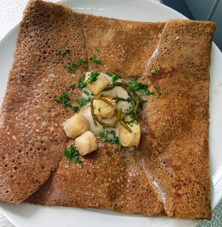 La Rospico :
Sur un lit de mousse de Saint Jacques et de fondue de poireaux, quelques noix de St Jacques flambées au Cognac.