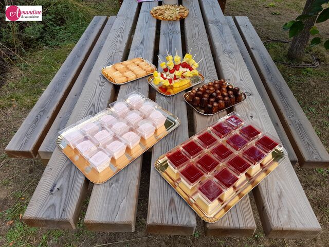 Mousse à la fraise, panna cotta vanillée au coulis de framboises, mini-financiers au citron, mini-cannelés, brochettes de fruits