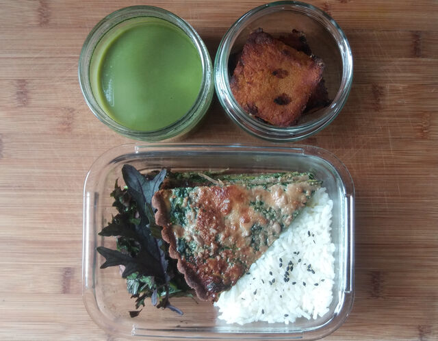 Menu complet - Soupe pois cassés-orties-mâche, Quiche aux épinards avec riz et chou mizuna en salade, Gâteau pollenta-potimarron