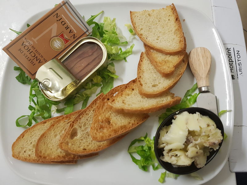 Alici del Cantabrico con burro al tartufo e pane Bruscato