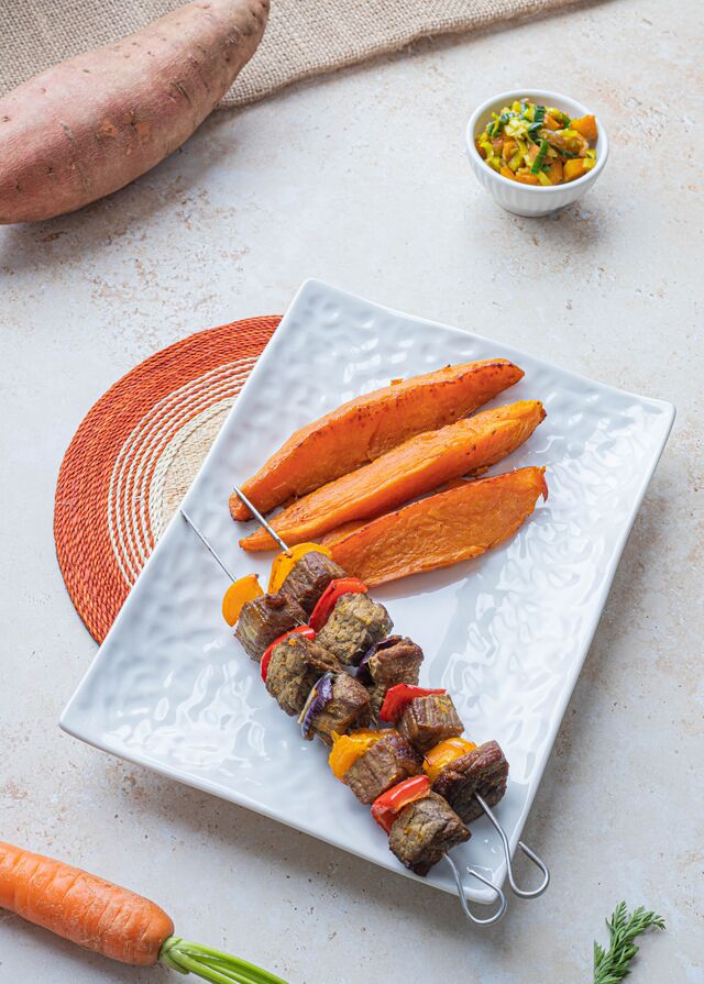 Patate douce servie avec des brochettes de viande à 19€90