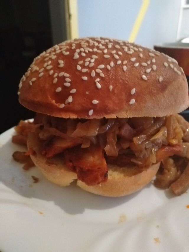 UN NOUVEAU BURGER (2 steaks cheedar omelette oignon lardon salade tomate)