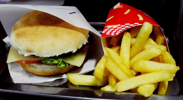 Menú de hamburguesa papitas y refresco