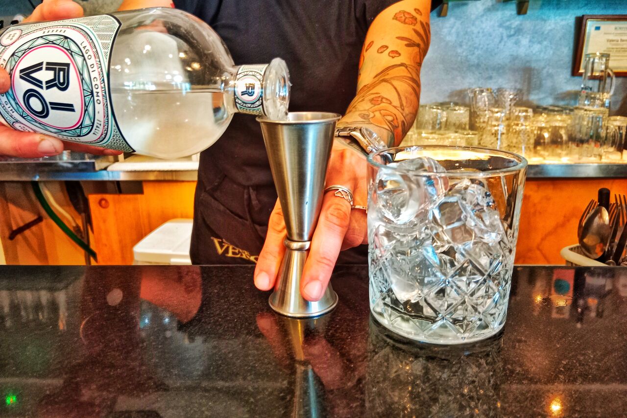 Miscelazione cocktail gintonic