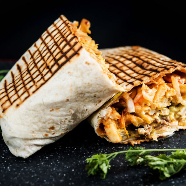 Tacos bœuf et poulet plus frites avec sauce au choix . 