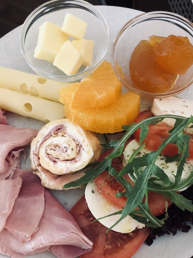 tägliches Frühstück zwischen 10 und 12 Uhr