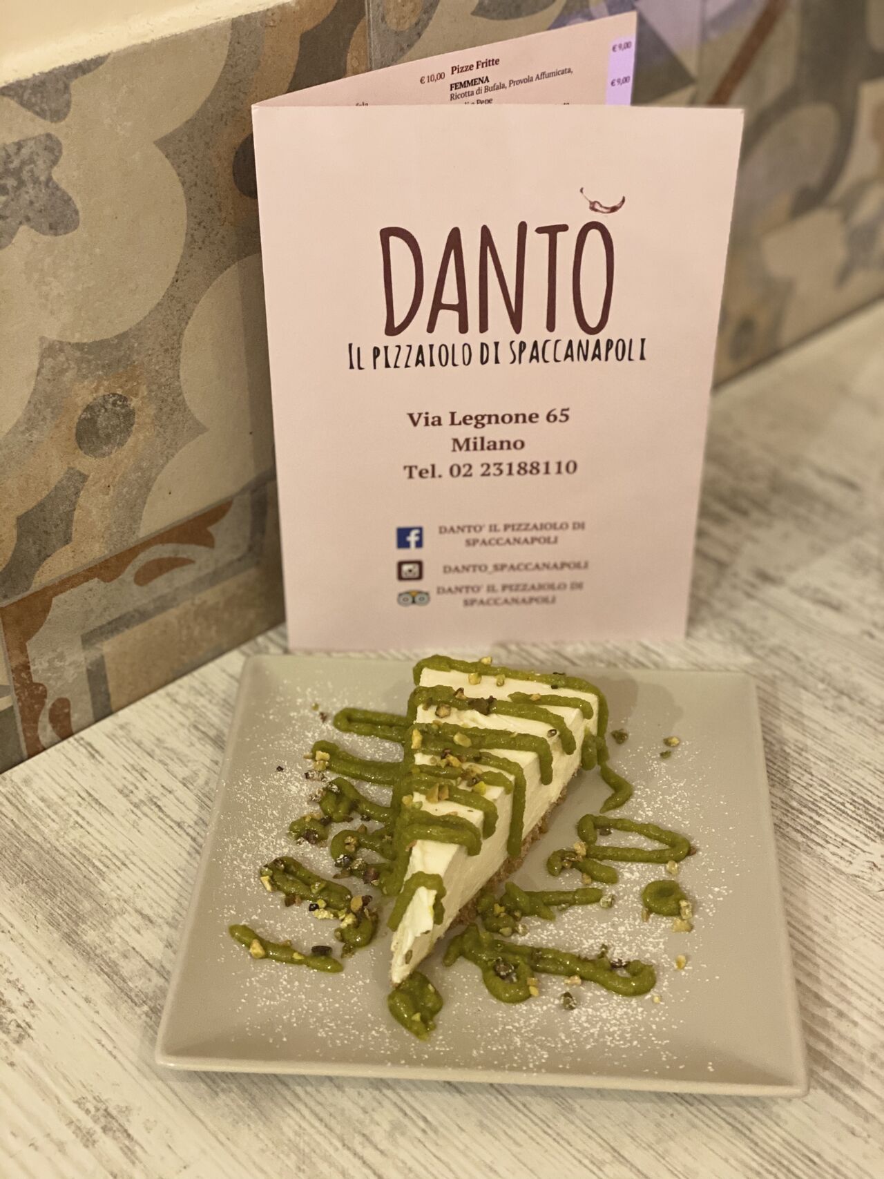 Cheesecake fatta in casa farcita con crema al pistacchio 