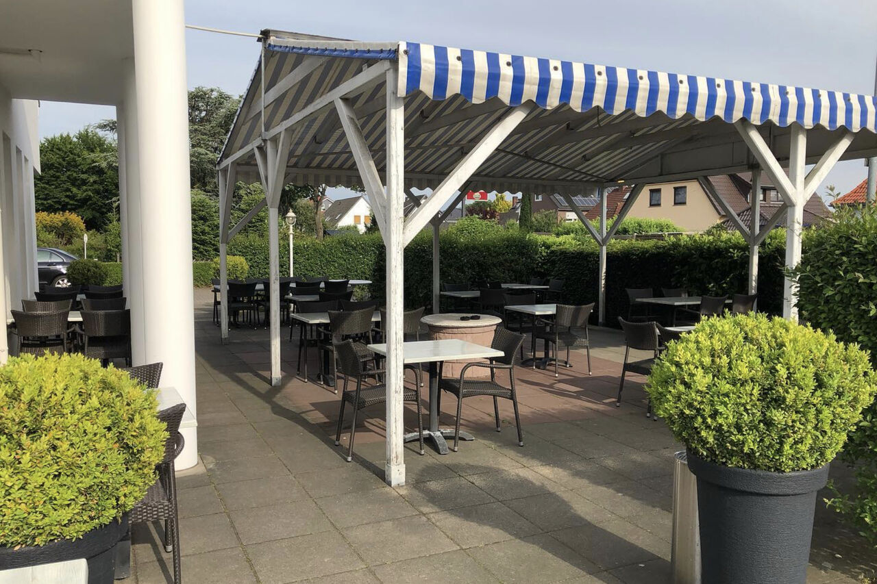 Genießen Sie eine unvergessliche Zeit im Freien auf unserer wunderschönen Außenterrasse im Restaurant Inizio!