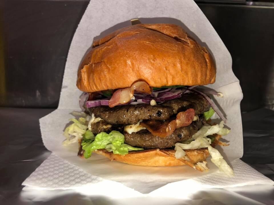 Mega burger - 1390Ft
Dupla marhahús pogácsa, dupla sajt, dupla bacon!