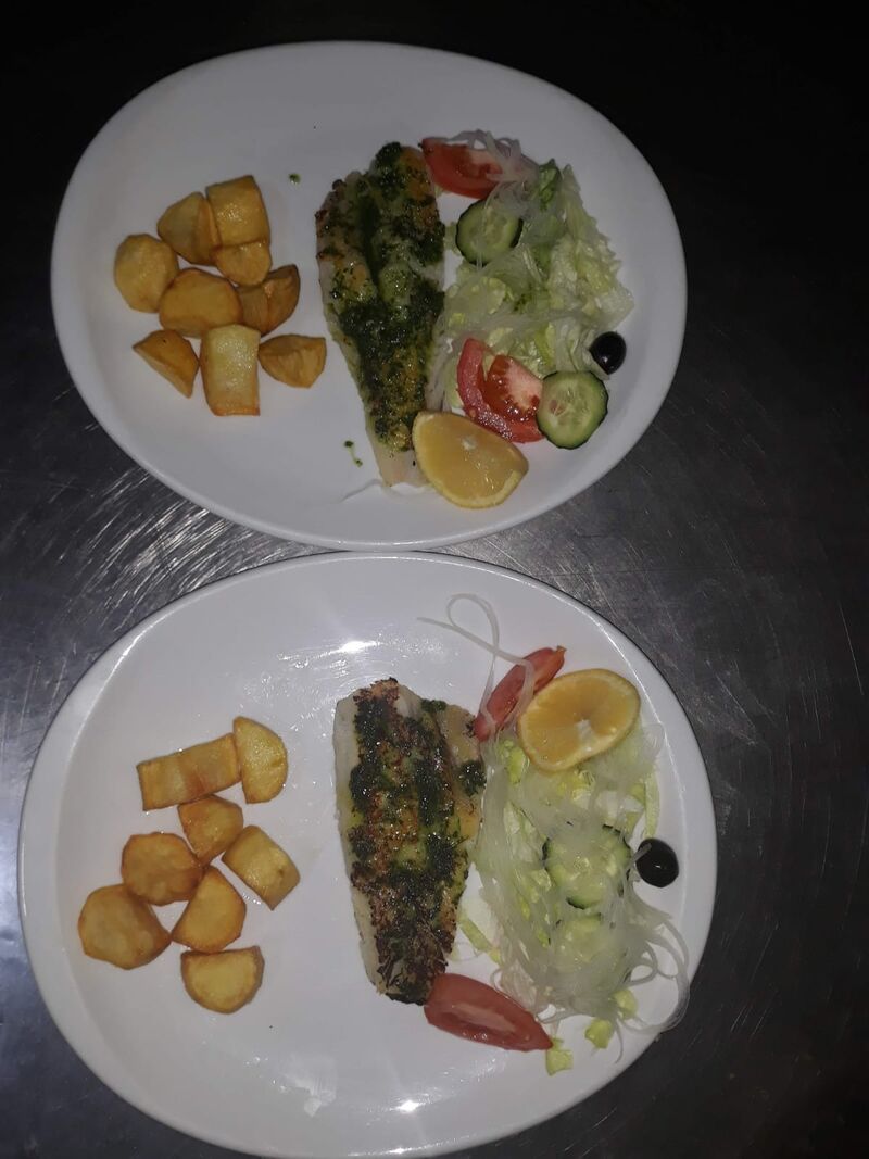 Plato combinado de merluza con guarnaciõn