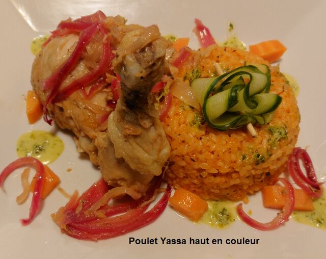 Volaille aux oignons blancs et rouges marinés aux citron, riz rouge