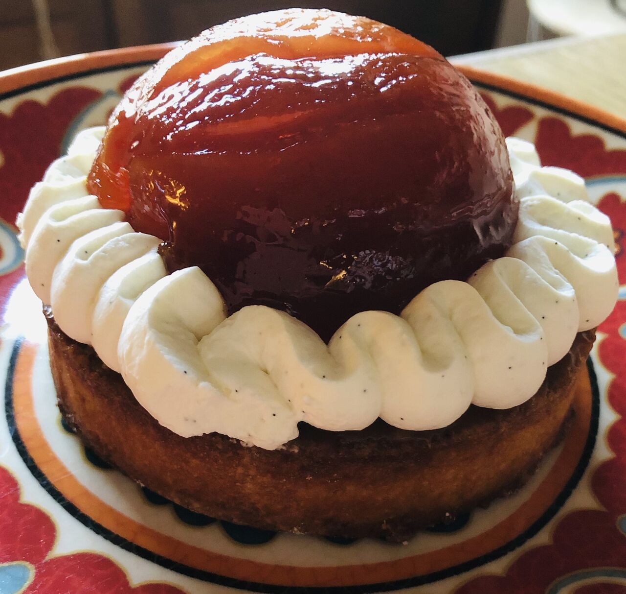 Tarte TatinPâte feuilletée, pommes caramélisées, Chantilly à la vanille6 parts : 25€