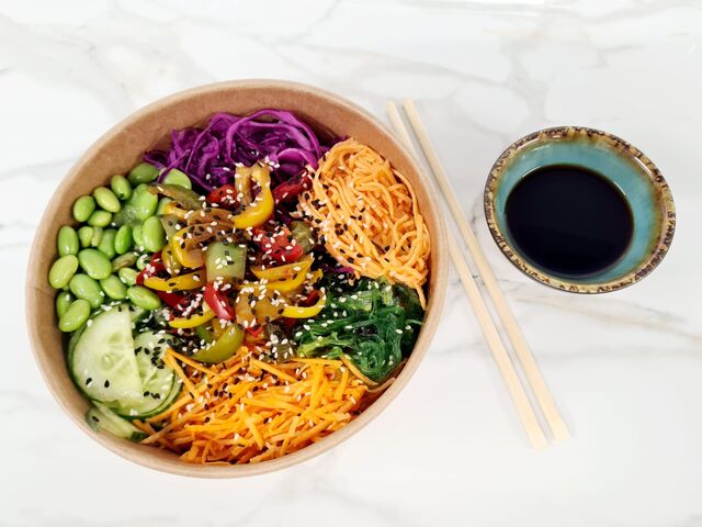 Poké bowl Végétarien : base riz vinaigré ou quinoa, edamame, concombre, choux rouge, carotte, wakamé, poivrons
12,90 euros