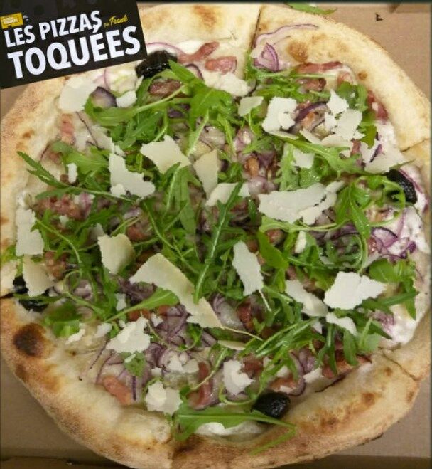 LA CARMINA
Crème fraîche, gorgonzola, oignons rouges, lardons
après cuisson : Roquette, parmesan, olives