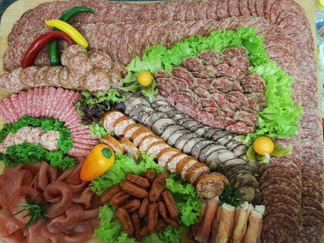 Schlachteplatte mit Schinken & Salami
