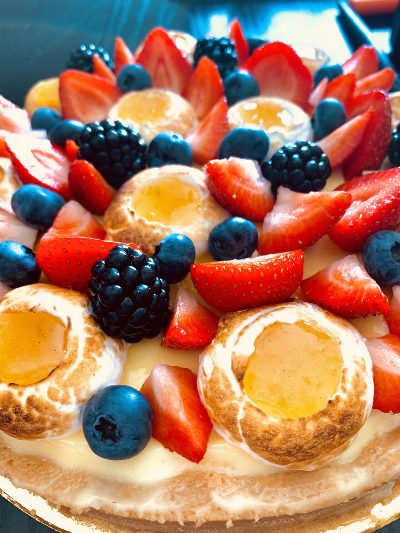 Tarte citron revisitée
Sablée amandes
Financier amandes, confits et crémeux citron frais, meringue italienne et fruits frais 