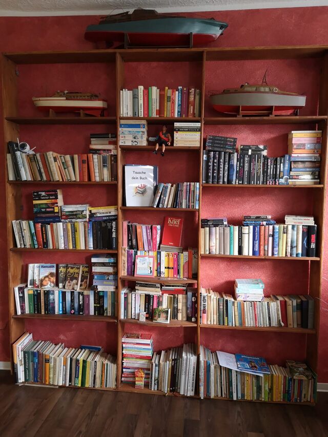 Unsere Tausch- und Schmökerecke. Ein Buch mitbringen und gegen ein anderes eintauschen. 