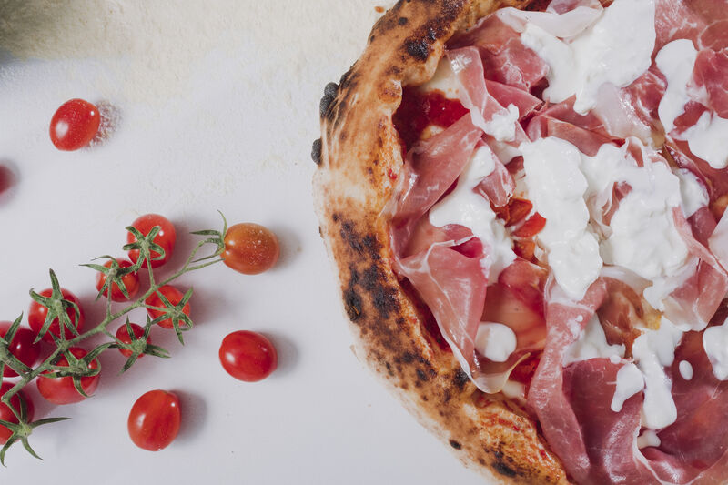 La ROSSA
- Fior di latte
- Prosciutto crudo Veneto DOP
- Pomodoro ciliegino
- Stracciatella di burrata