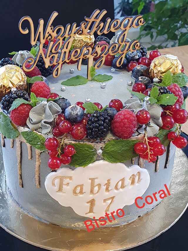 Tort o smaku owoców lata 