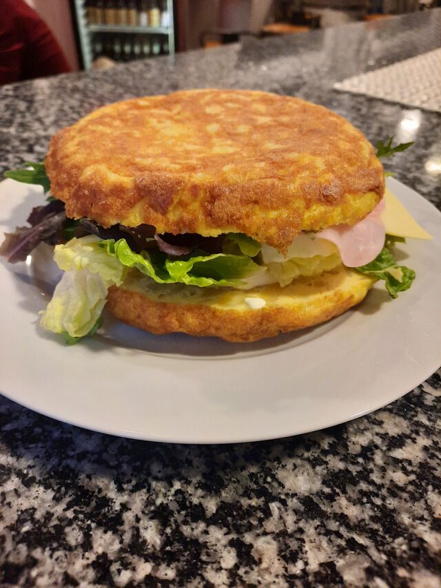 Tortilla rellena de Jamón York, queso y ensalada