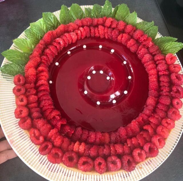 Tarte aux framboises , gelée de framboises et feuilles de menthe.