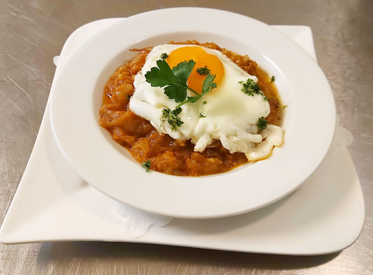 Mirza Ghasemi
Gegrillte und geräucherte Auberginen mit Eiern und gedünsteten Tomaten, verfeinert mit Knoblauch