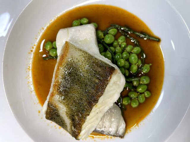 Rodaballo con guisantes y salicornia.