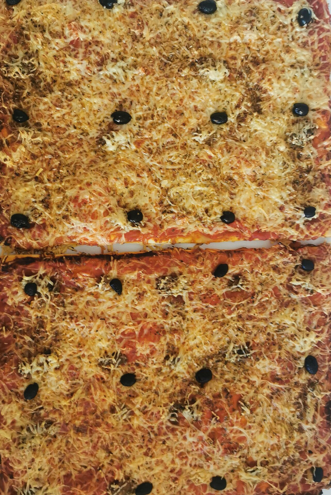 Plaque pizza jambon fromage 60x40
22 euros