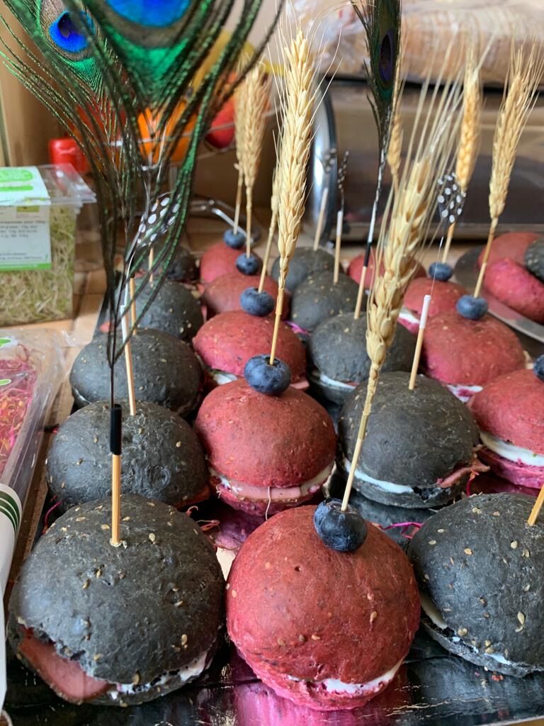 Mini pain brioché au charbon végétal, tomates séchées, roquette, pesto de pistache, burratina