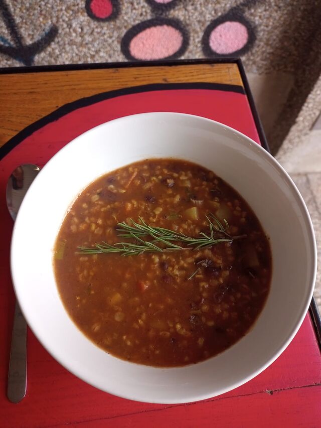 Azuki grah sa smeđom rižom i ječmom. Naravno i pregršt korjenastog povrća.